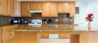 2400 - 3B2B Gated House near Zoo Coliseum FWY BART