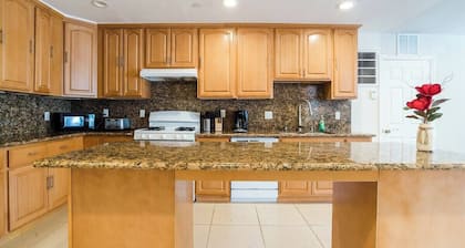 2400 - 3B2B Gated House near Zoo Coliseum FWY BART