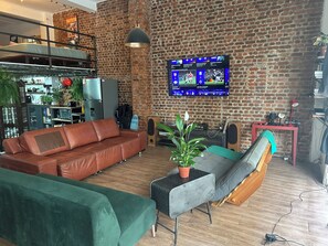 Una Smart TV, libros, una biblioteca de música, un reproductor estéreo