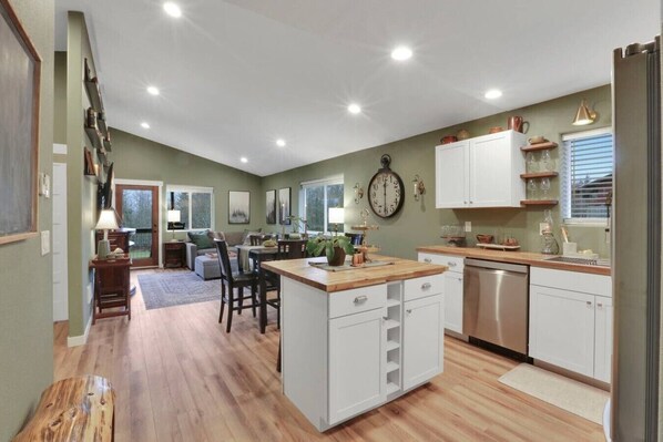 Interior - RoseWood Cabin (Sedro-Woolley)