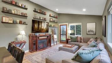 TV, fireplace