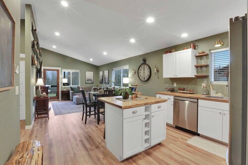 RoseWood Cottage - Peaceful Forest Getaway