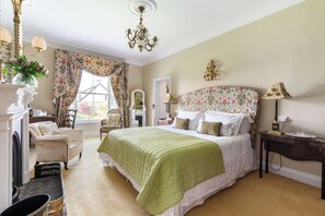 5 bedrooms, iron/ironing board, WiFi, bed sheets