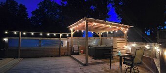 Lovely 5 bd/den, 9 beds, 3 bath, 2 livingrooms, kitchen/Kitchenette, and hot tub