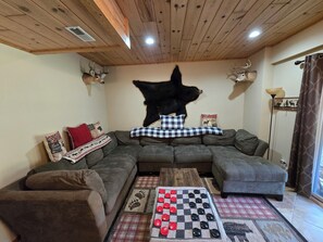 Smart-TV, Kamin, Bücher, Drucker