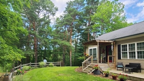 Lovely 5 bd/7 beds, 3 bath, 2 livingrooms, kitchen/kitchenette, pool & hot tub!