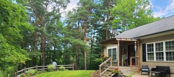 Lovely 5 bd/7 beds, 3 bath, 2 livingrooms, kitchen/kitchenette, pool & hot tub!