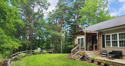 Lovely 5 bd/7 beds, 3 bath, 2 livingrooms, kitchen/kitchenette, pool & hot tub!