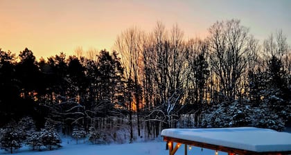 Lovely 5 bd/7 beds, 3 bath, 2 livingrooms, kitchen/kitchenette, pool & hot tub!