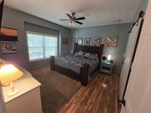 5 bedrooms, desk, iron/ironing board, WiFi