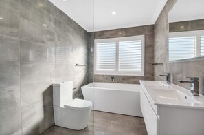 Shower, hair dryer, towels, soap - 4 bed house with a pool, sauna, jacuzzi, pool & cinema room,2 min from the beach (Wamberal)