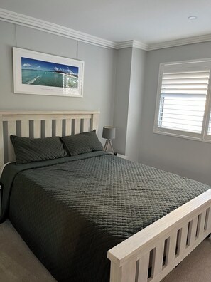 4 عدّة غرف نوم ومكواة/لوح كي وواي فاي وملاءات أسرّة