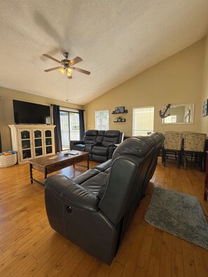 Smart TV - 3BR Villa  in Sandpiper Cove with private beach access and multiple amenities. (Destin)