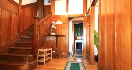 Historic English Manor in New Town | Euro-Inspired | Free Parking | Near Hobart”
