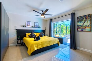 4 soverom, skrivebord, strykejern/-brett og reiseseng for barn