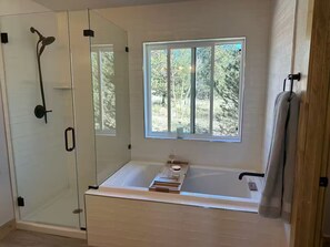 Ducha, secador de pelo, bidet, toallas