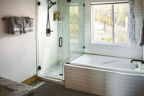 Regadera, secadora de cabello, bidet, toallas 