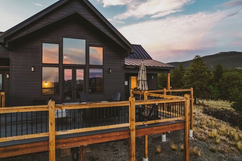 Secluded Rocky Mountain Luxury: Stunning Views & Ultimate Outdoor Escape