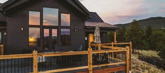 Secluded Rocky Mountain Luxury: Stunning Views & Ultimate Outdoor Escape