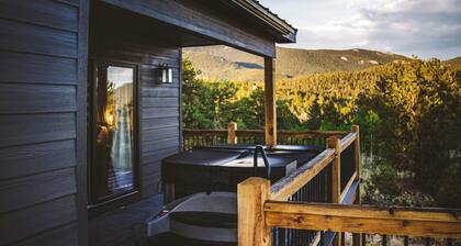Secluded Rocky Mountain Luxury: Stunning Views & Ultimate Outdoor Escape