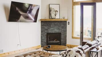 Een smart-tv, een open haard en videogames