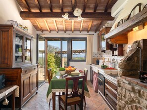 Réfrigérateur, four à micro-ondes, un four, lave-vaisselle