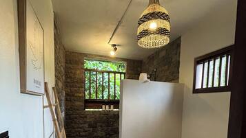 Ducha, secador de pelo, toallas y jabón