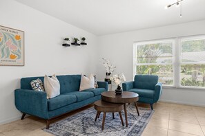 Smart TV - Charming Paradise w/ Beautiful Pool and waterfront Tiki Hut + Backyard Boat Ramp (Port Charlotte)