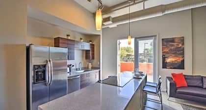 Come and enjoy luxury community in the heart of Phoenix. 1 Bedroom Condo