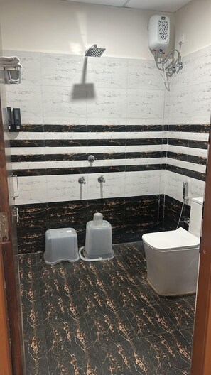 Shower, slippers, towels, soap - Delight farm stays (Pipariya)