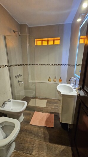 Douche, bidet, serviettes fournies, savon