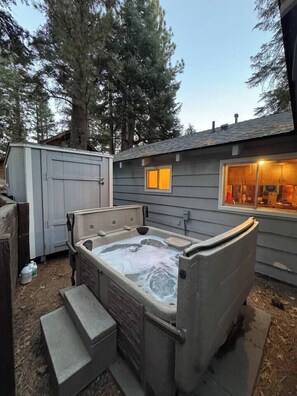 Outdoor spa tub - Moonridge Cabin | Hot Tub, BBQ, Zoo, Golf, Trails (Big Bear Lake)