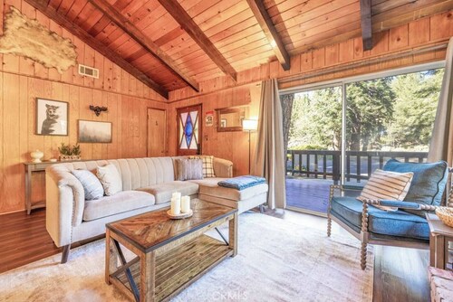Moonridge Cabin | Hot Tub, BBQ, Zoo, Golf, Trails