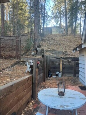 Outdoor dining - Moonridge Cabin | Hot Tub, BBQ, Zoo, Golf, Trails (Big Bear Lake)