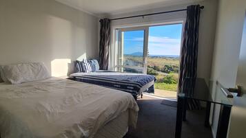 3 chambres, bureau, fer et planche Ă repasser, draps fournis