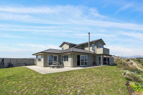 Seamless Serenity : Modern House in Nature's Lap