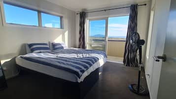 3 chambres, bureau, fer et planche à repasser, draps fournis