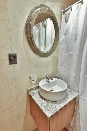 Haartrockner, Handtücher, Seife, Toilettenpapier
