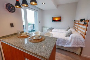 1 bedroom, in-room safe, free WiFi, bed sheets - New downtown apartment with balcony and lake and mountain view (San Carlos de Bariloche)
