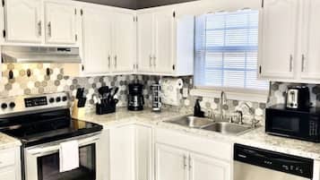 Four à micro-ondes, un four, surface de cuisson, lave-vaisselle