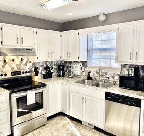 Mikrobølgeovn, ovn, kokeplater og oppvaskmaskin