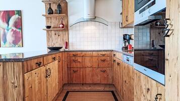 Réfrigérateur, micro-ondes, batterie de cuisine, vaisselle et ustensiles