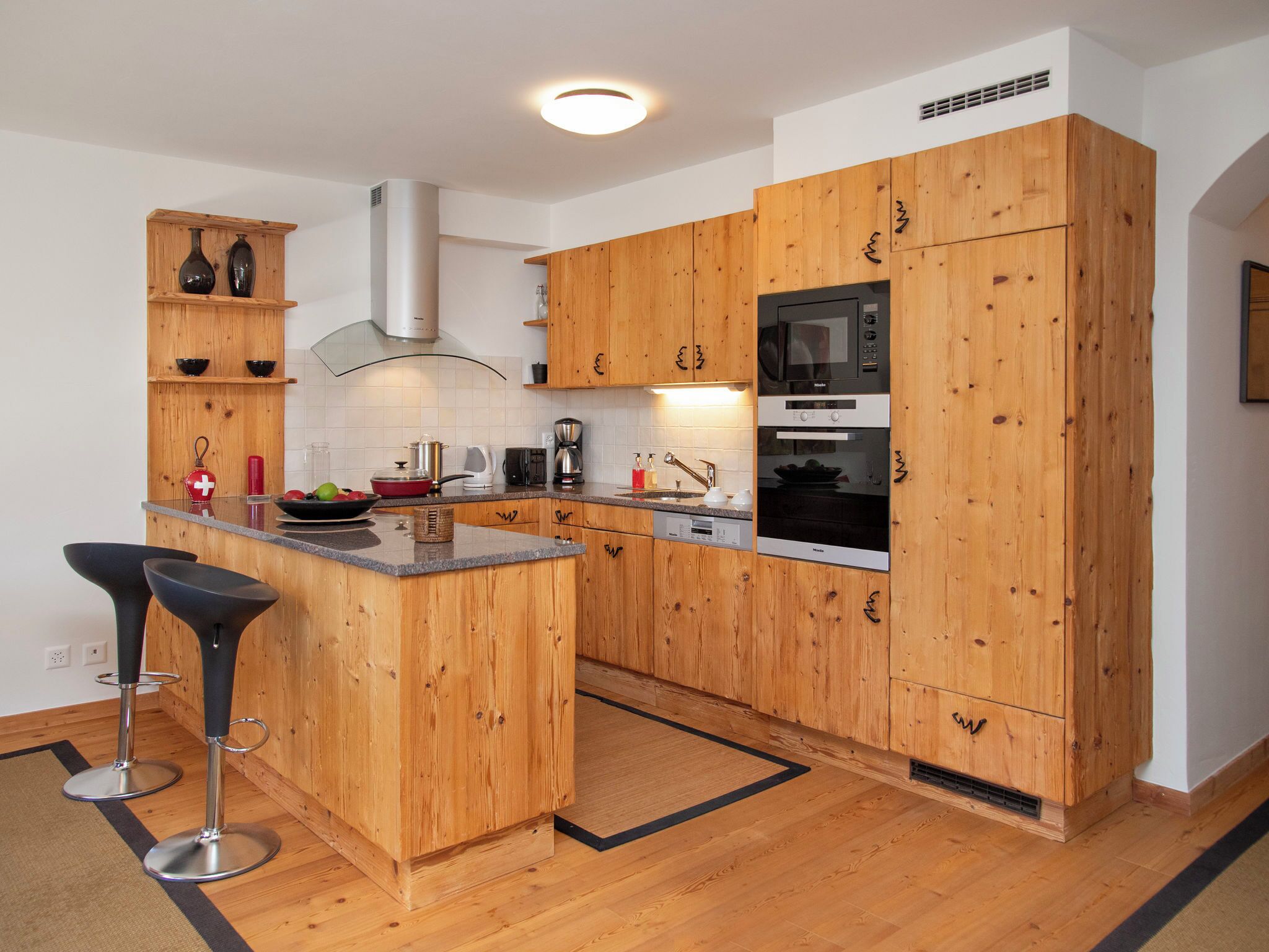 Kühlschrank, Mikrowelle, Kochgeschirr/Geschirr/Besteck