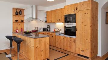 KĂŒhlschrank, Mikrowelle, Kochgeschirr/Geschirr/Besteck