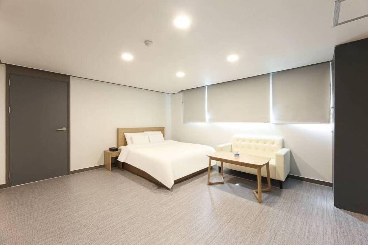 1 kamar tidur, seprai premium, meja kerja, dan ruang kerja ramah laptop