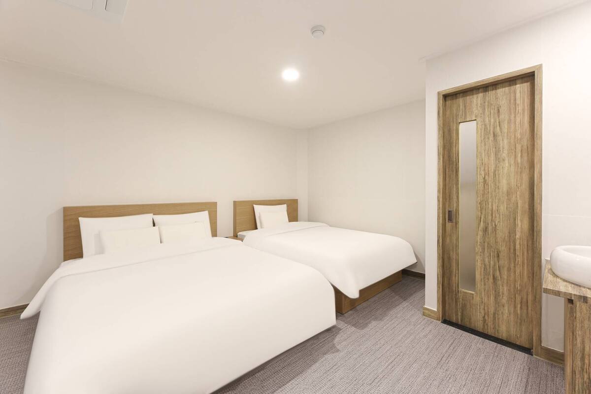 Quarto duplo premier | Roupas de cama premium, escrivaninha, espaço de trabalho para notebook
