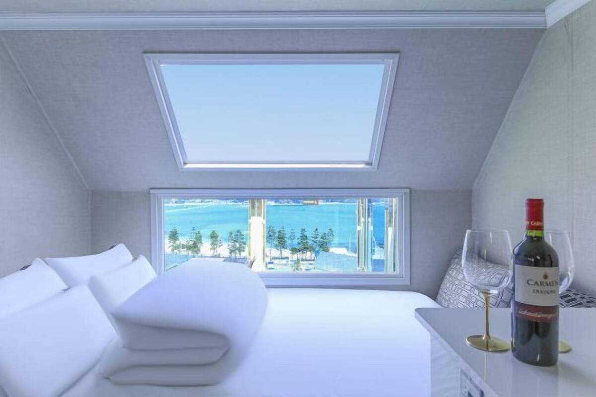 1 kamar tidur, seprai premium, meja kerja, dan ruang kerja ramah laptop