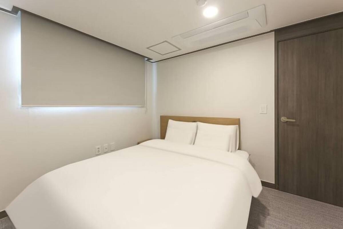 1 kamar tidur, seprai premium, meja kerja, dan ruang kerja ramah laptop