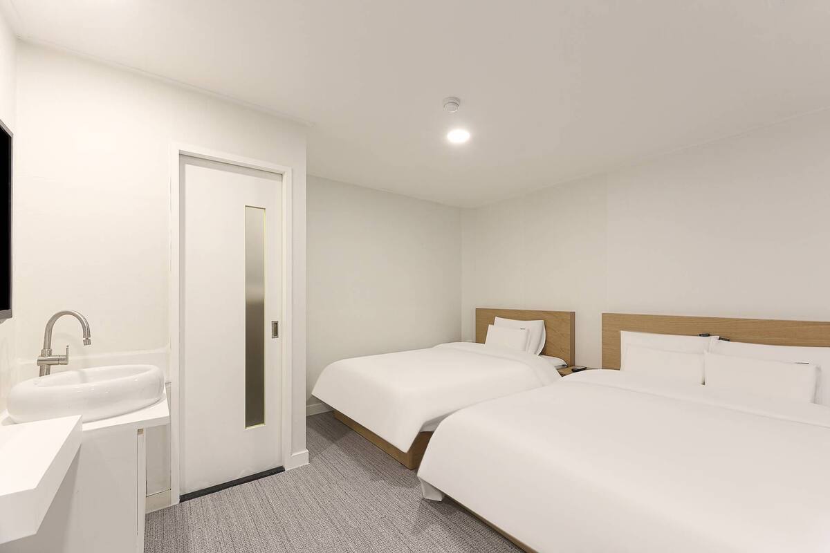 Quarto duplo | Roupas de cama premium, escrivaninha, espaço de trabalho para notebook