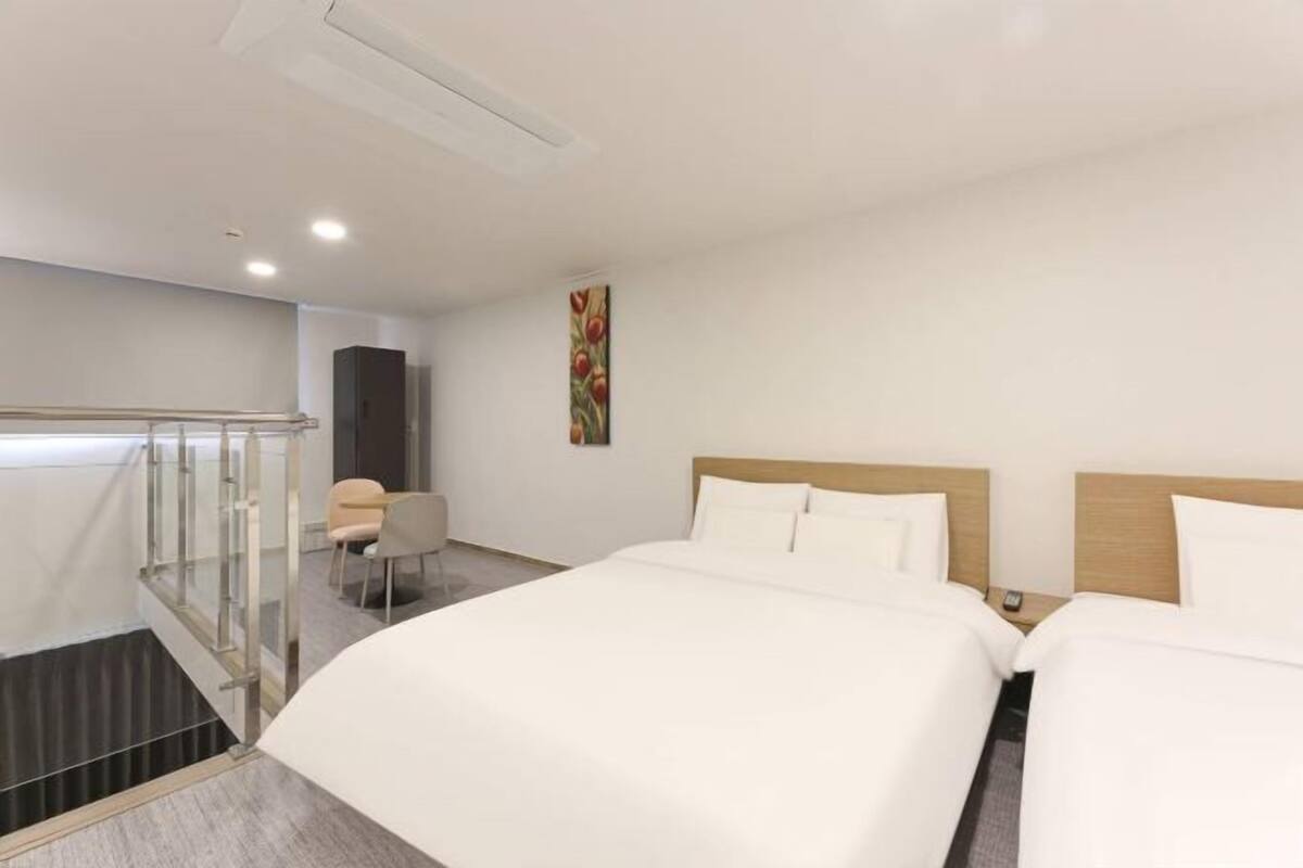 1 kamar tidur, seprai premium, meja kerja, dan ruang kerja ramah laptop